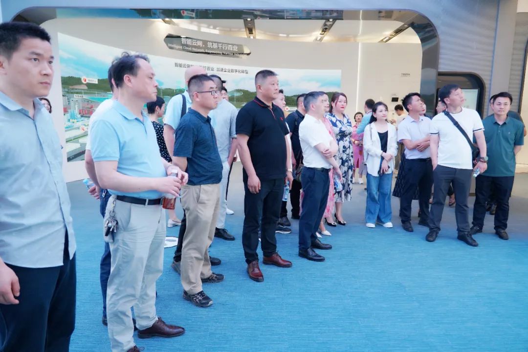冠科集團(tuán)董事長楊興國率安徽商會企業(yè)家參訪團(tuán)走進(jìn)華為蘇州研究所