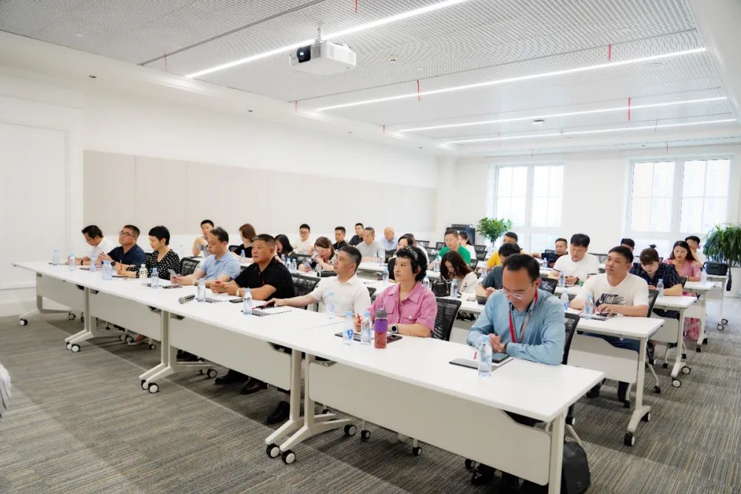 冠科集團(tuán)董事長楊興國率安徽商會企業(yè)家參訪團(tuán)走進(jìn)華為蘇州研究所